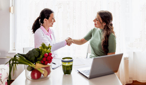 Agent immobilier collaborant efficacement avec un apporteur d'affaires pour maximiser les opportunités immobilières.