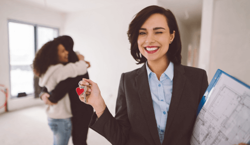 Image illustrant le guide de reconversion professionnelle dans l'immobilier pour 2023, avec des symboles de maisons, de compétences et de réussite.